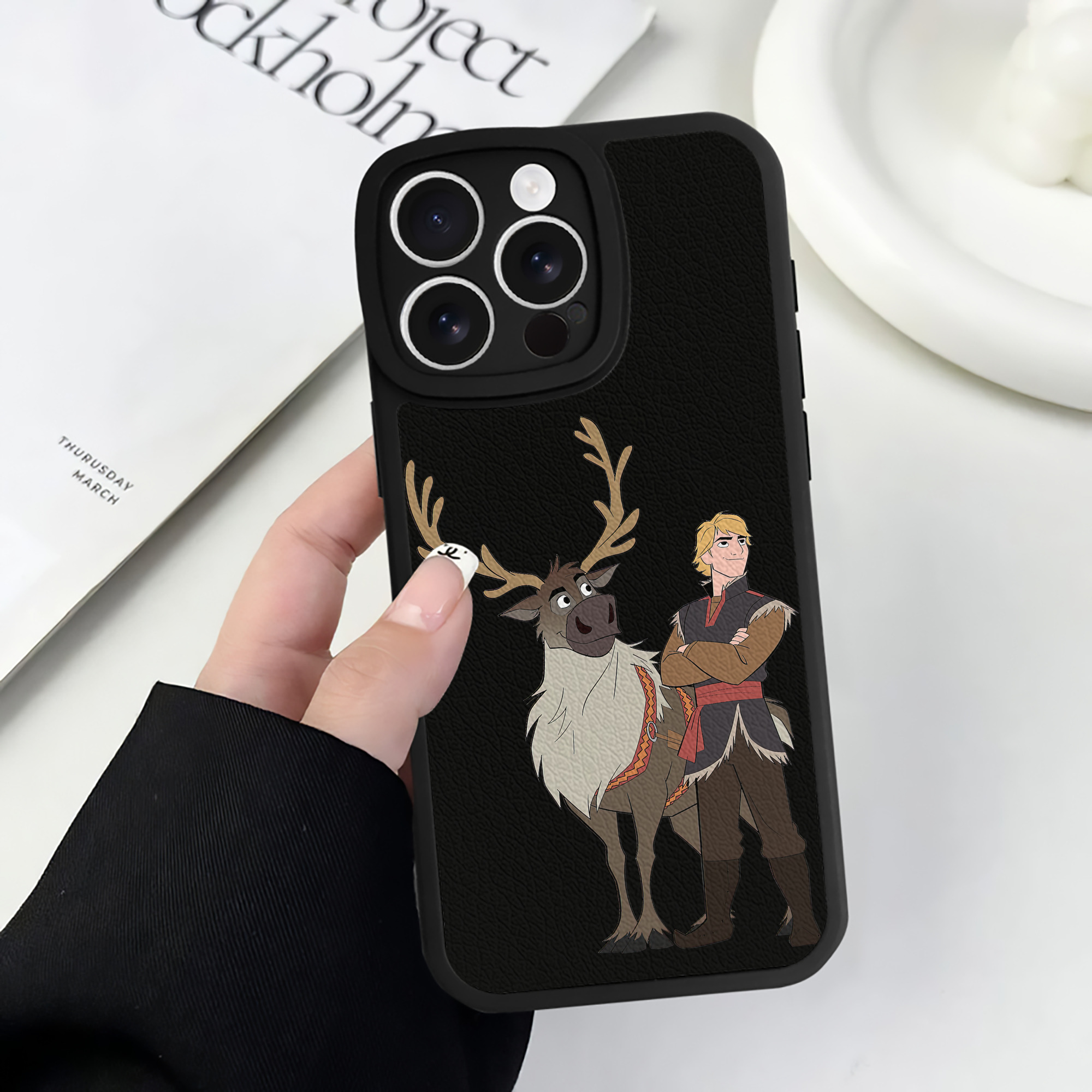 （画像用） アナと雪の女王 アンナ エルサ Frozen Anna Elsa 【iPhone 16シリーズ対応】シリコンスマホケース（レザー調） 材質：シリコン